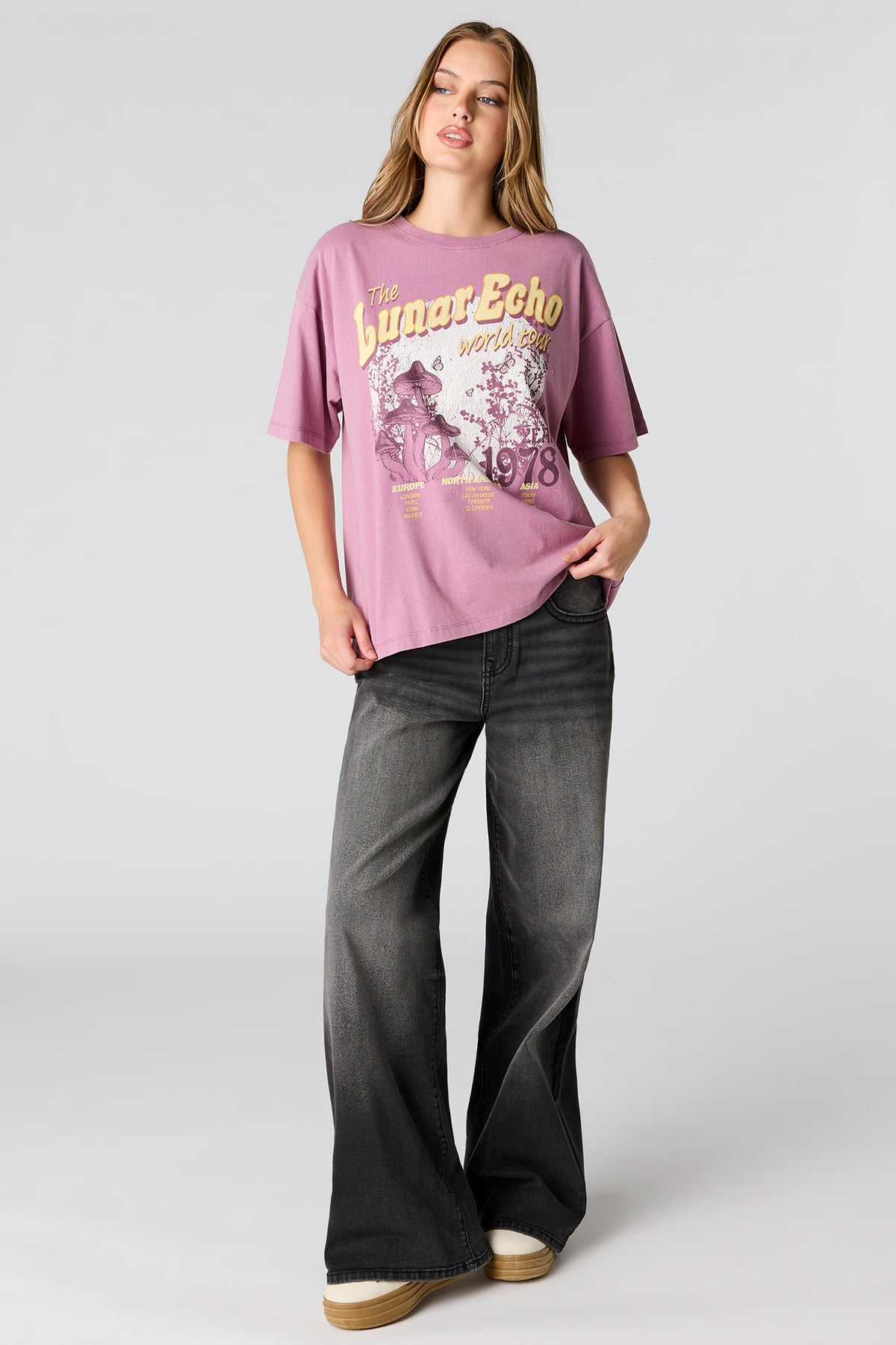 Alt View 3. Graphic Washed Boyfriend T-Shirt - Light Pink