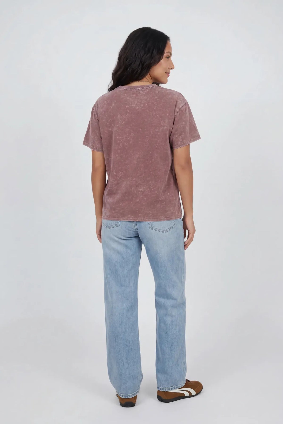 Alt View 3. Washed Graphic Boyfriend T-Shirt - Brown