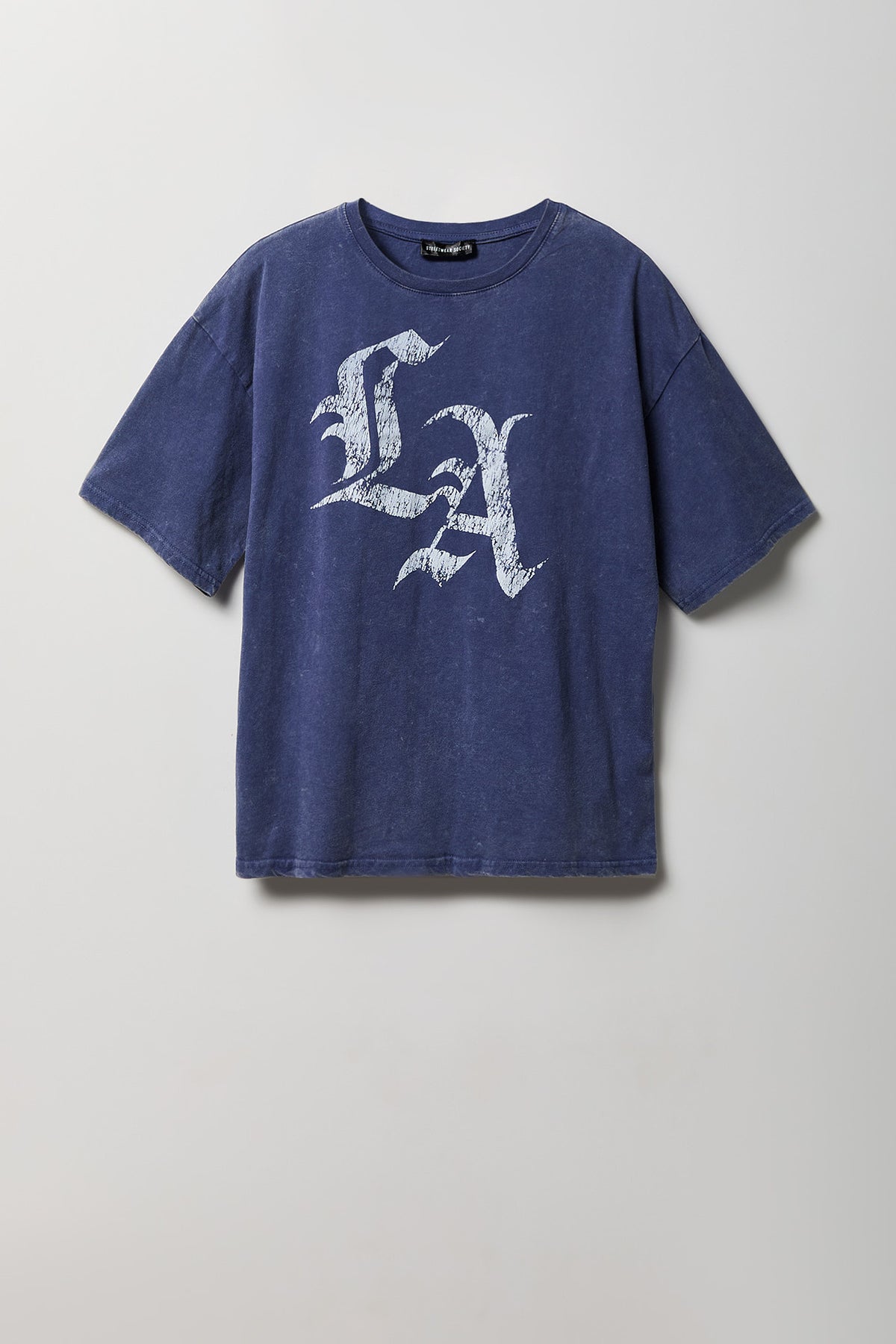 Alt View 3. Washed Graphic Boyfriend T-Shirt - Navy