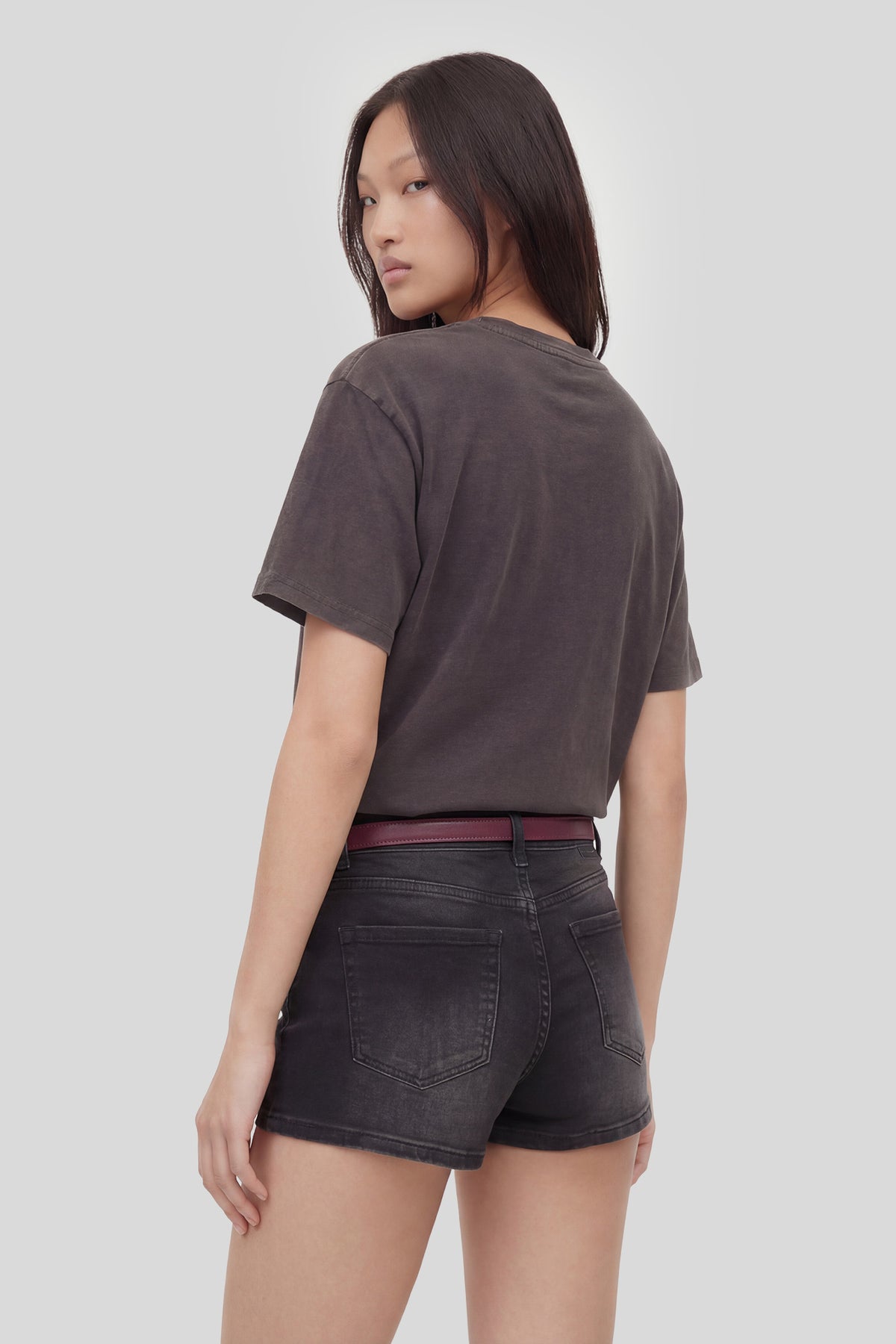 Alt View 2. Washed Graphic Boyfriend T-Shirt - Charcoal