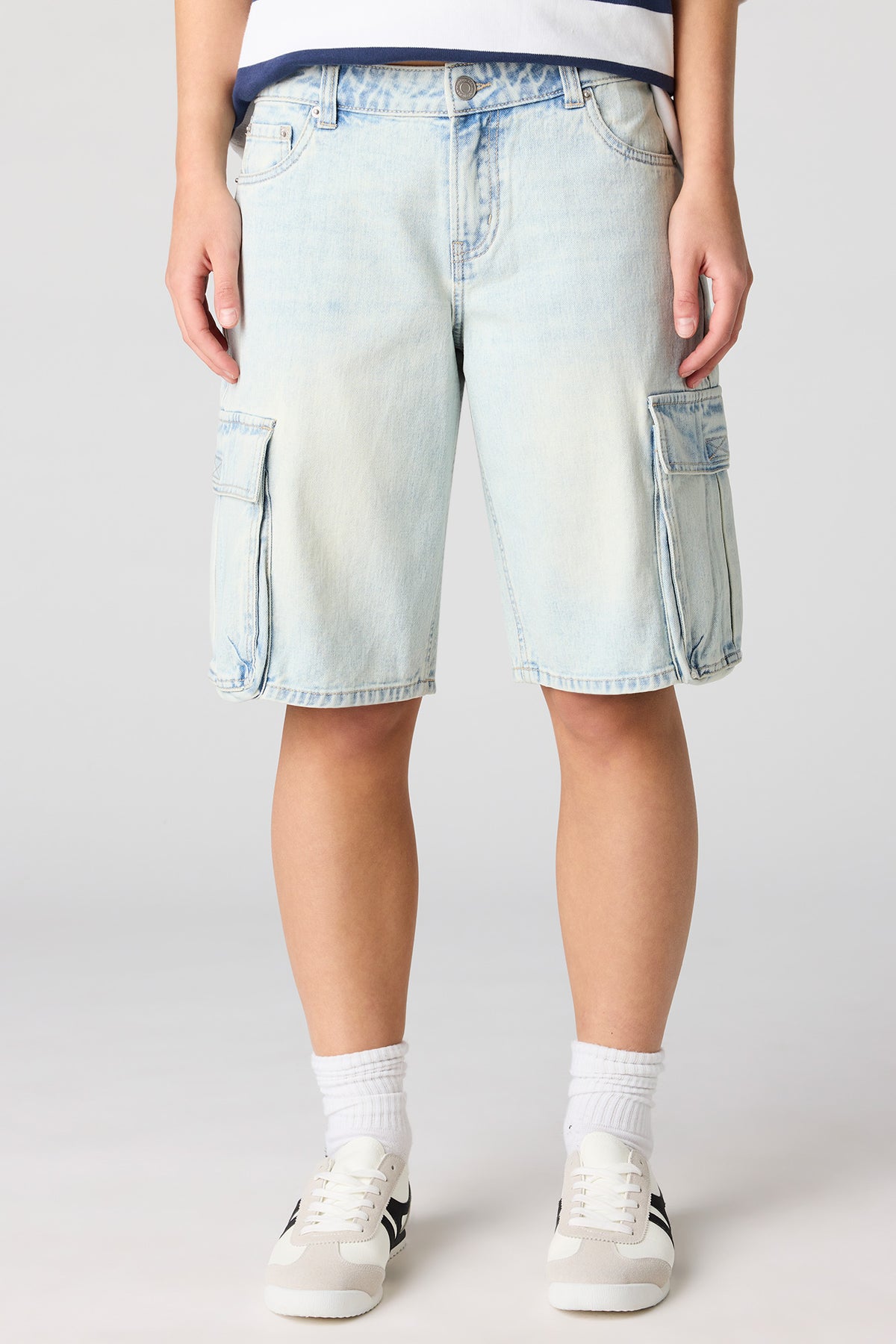 Alt View 2. Cargo Jort - Light Denim Blue