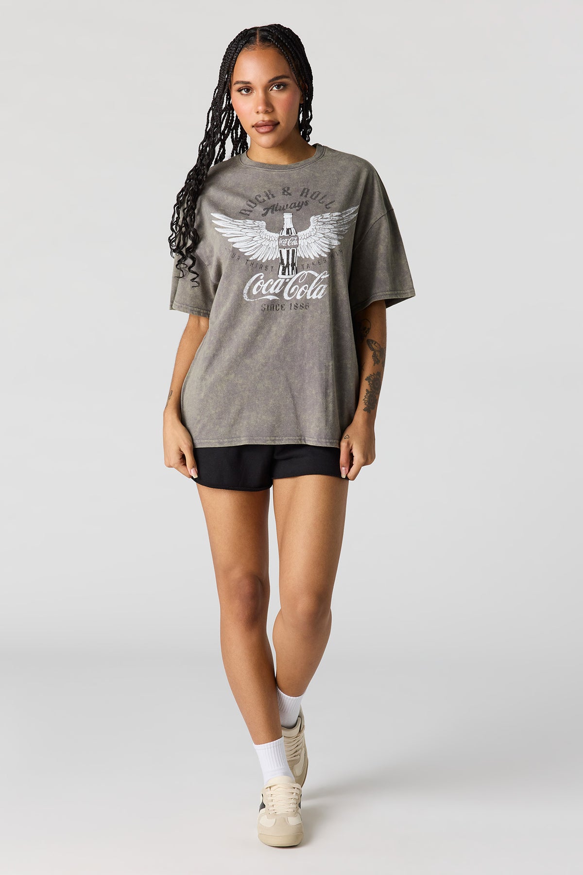 Alt View 3. Oversized Coca-Cola Graphic Washed T-Shirt - Charcoal