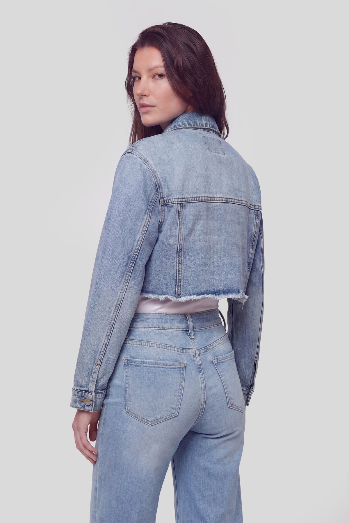 Alt View 2. Cropped Denim Jacket - Light Denim Blue