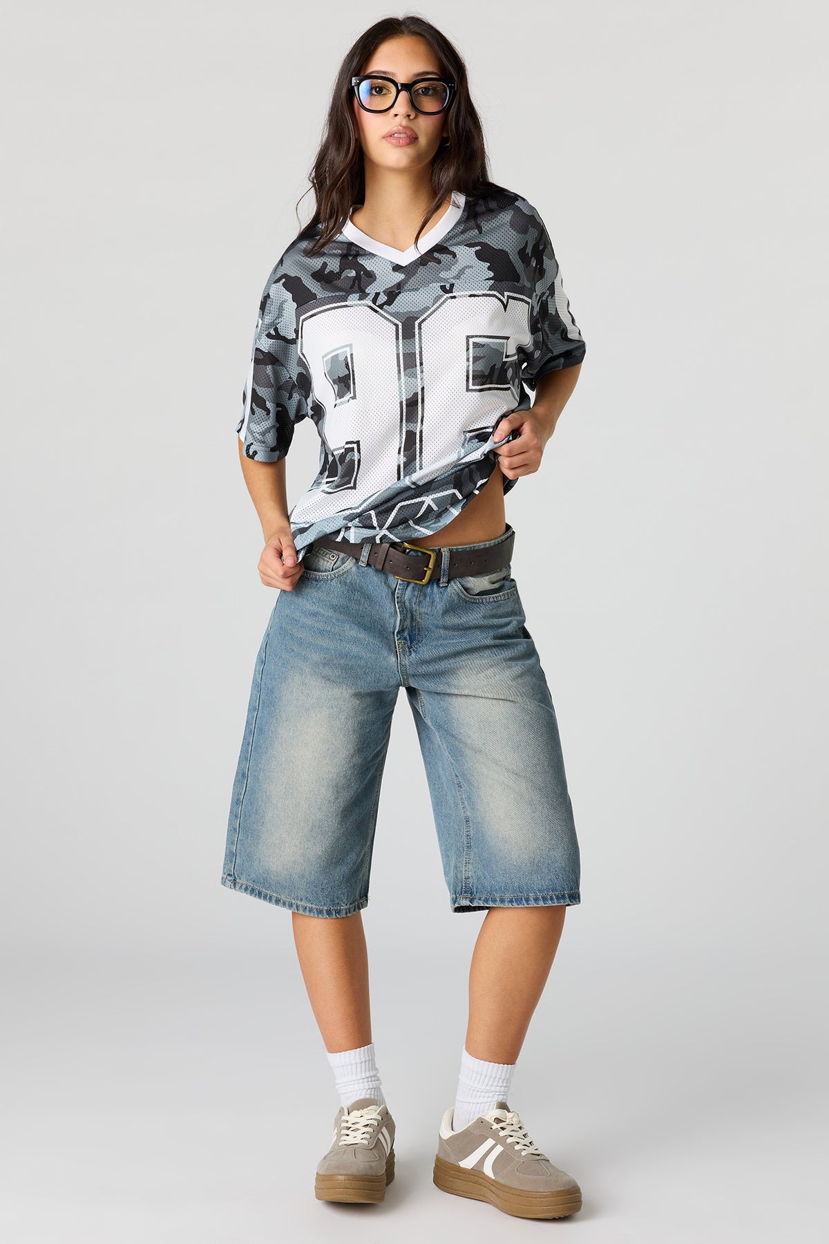 Alt View 3. Mesh Graphic V-Neck Jersey - Silver