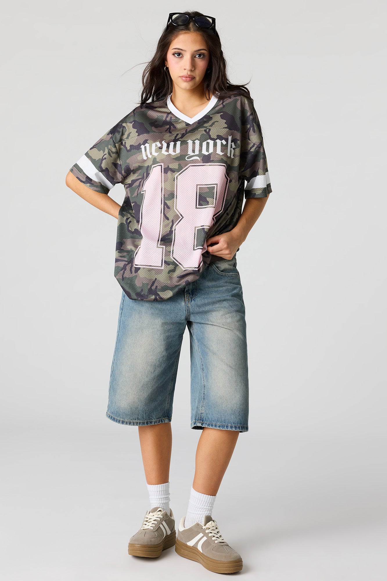 Mesh Graphic V-Neck Jersey – Charlotte Russe