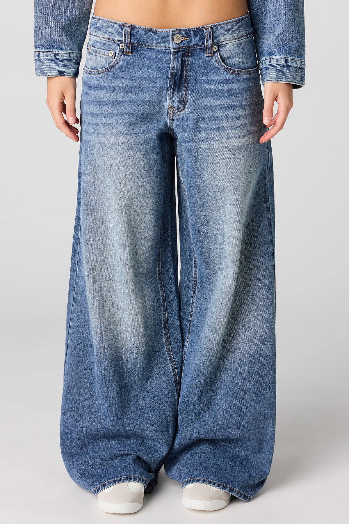 Alt View 2. Low Rise Ultra Wide Jean - Midnight Blue