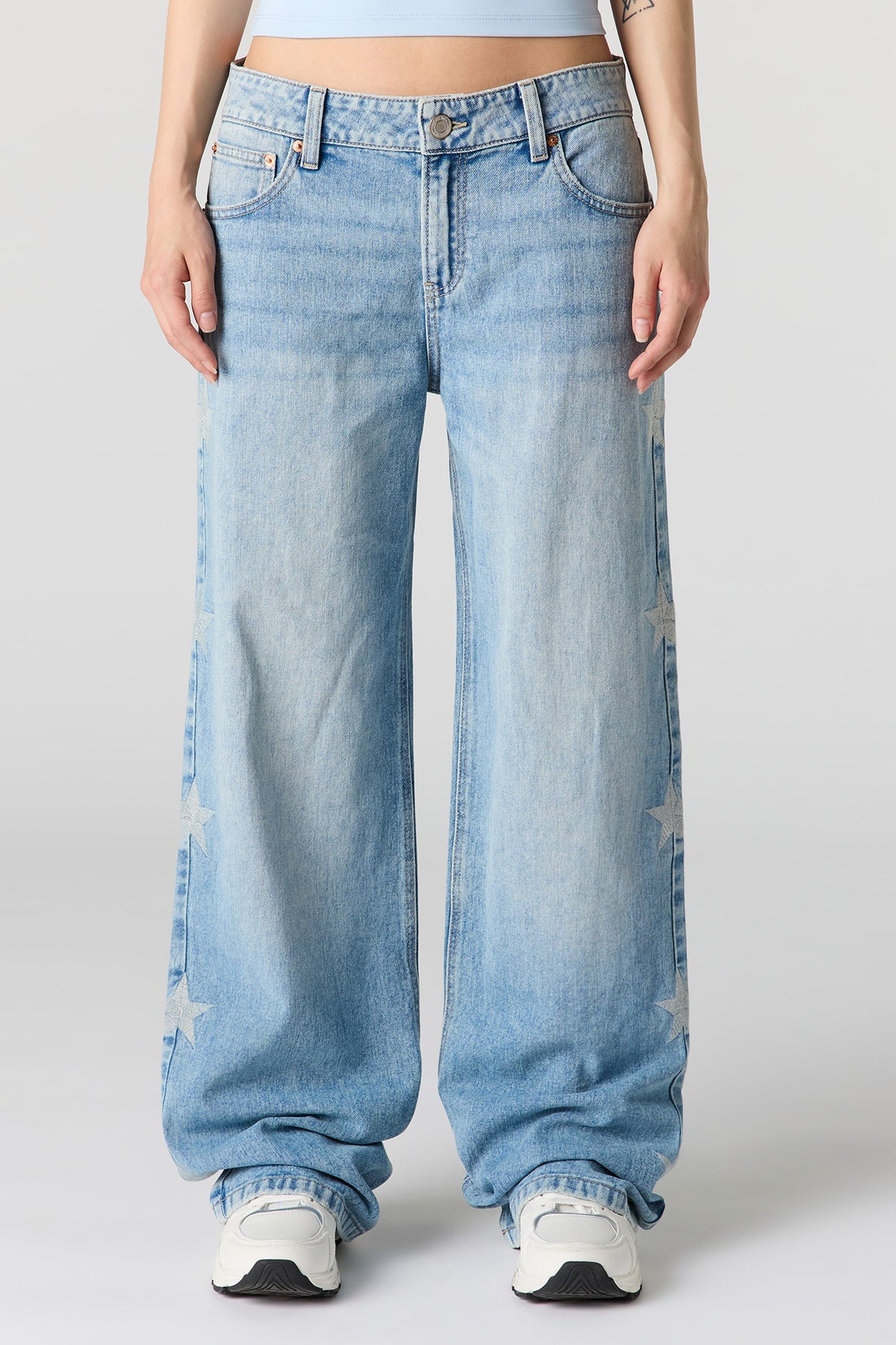 Alt View 4. Brooklyn Low Rise Baggy Jean - Light Denim Blue