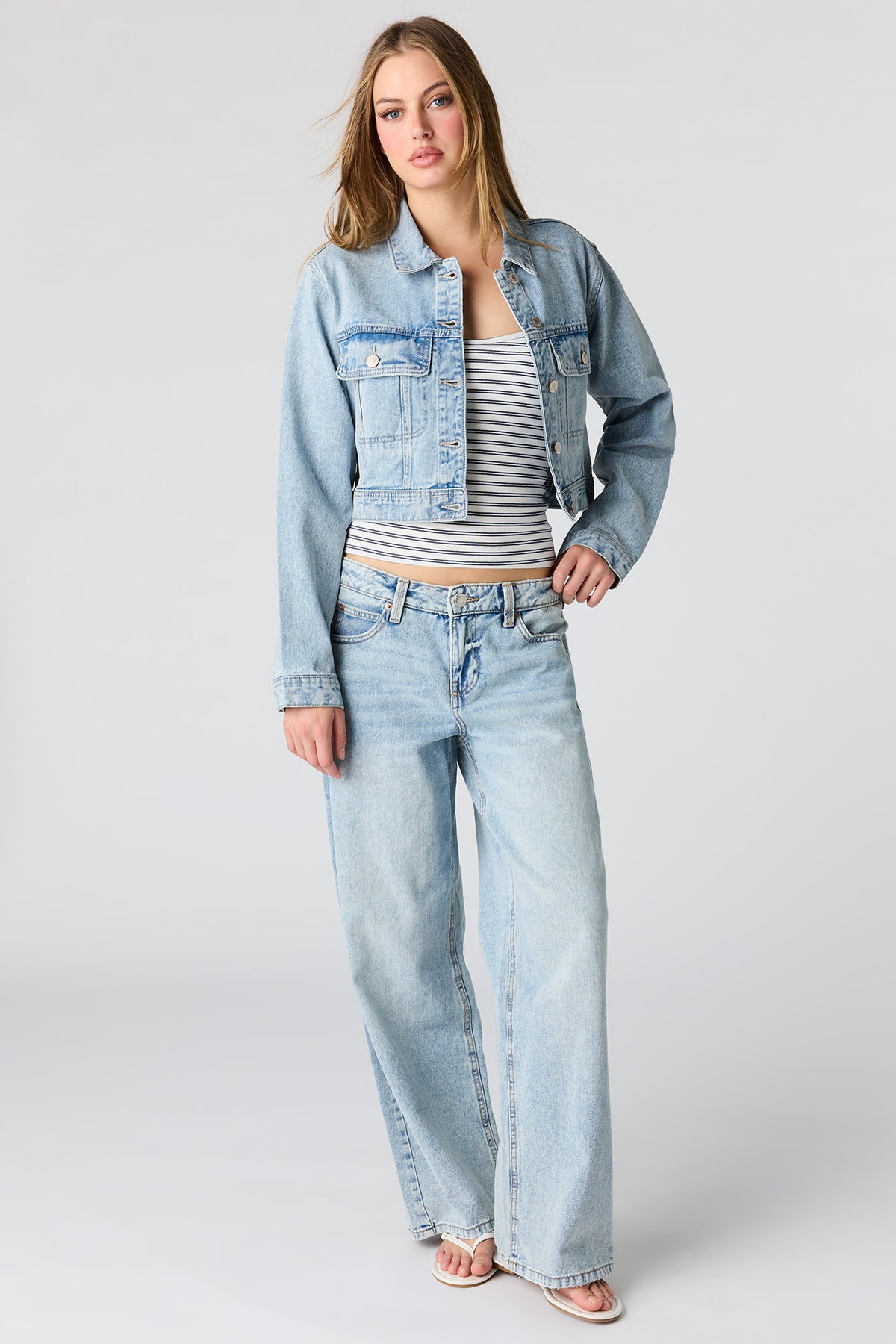 Alt View 3. Cropped Denim Jacket - Light Denim Blue