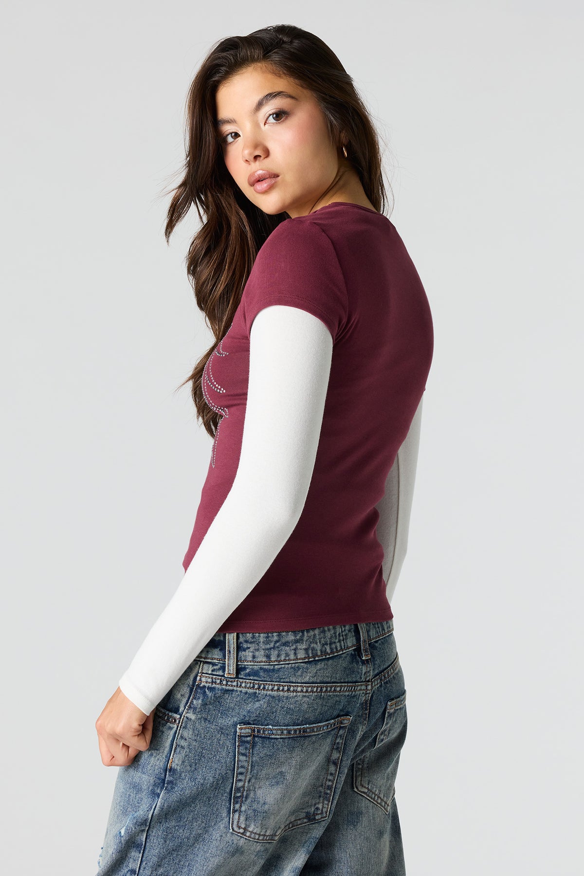 Alt View 2. Rhinestone Graphic Fitted T-Shirt - Burgundy