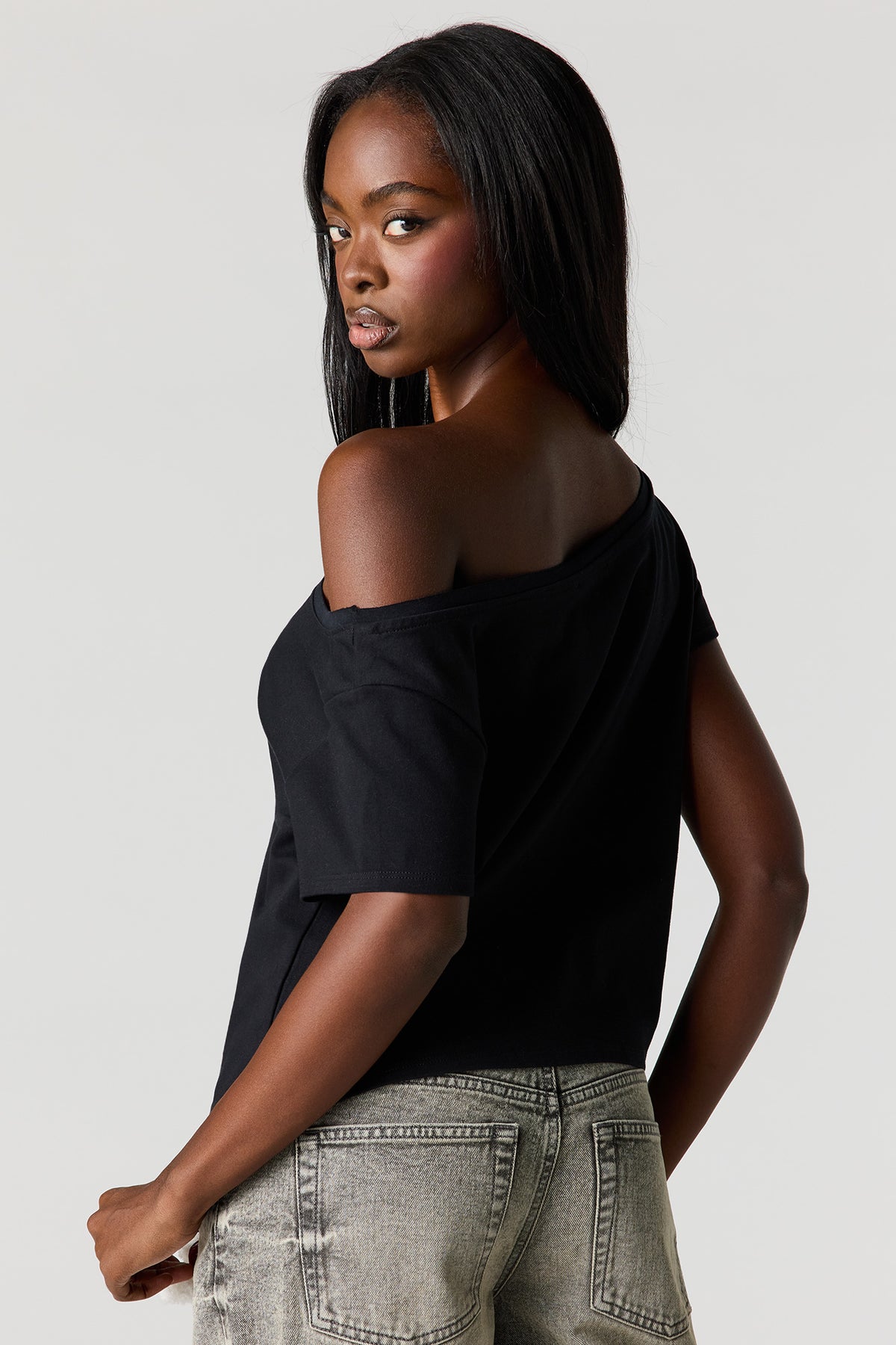 Alt View 2. Off Shoulder Graphic T-Shirt - Black