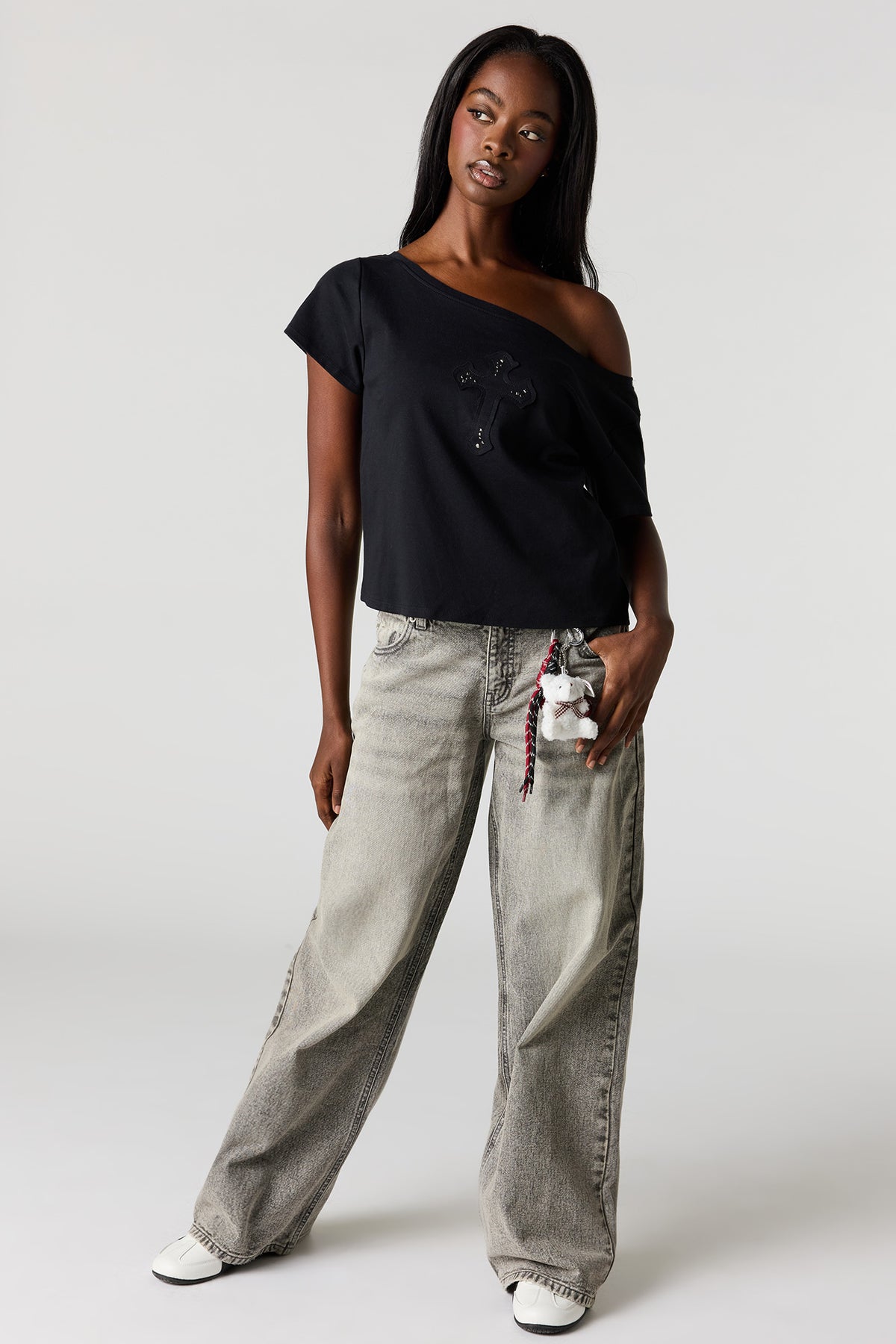 Alt View 3. Off Shoulder Graphic T-Shirt - Black