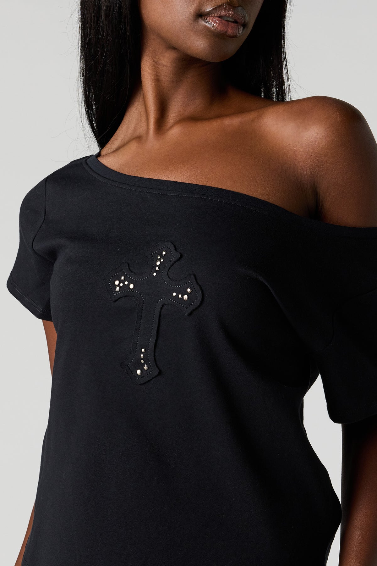 Alt View 4. Off Shoulder Graphic T-Shirt - Black